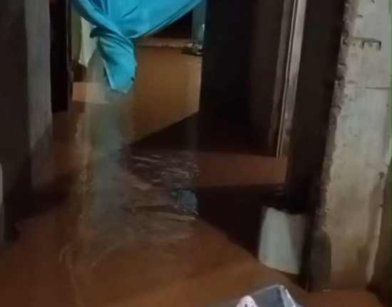 Casa é destruída após alagamento causado por forte chuva na zona Sul