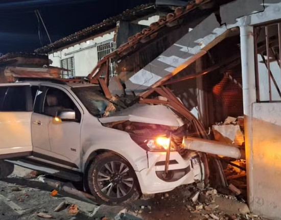 Motorista abandona caminhonete após colisão que destruiu partes de duas casas em Bom Jesus