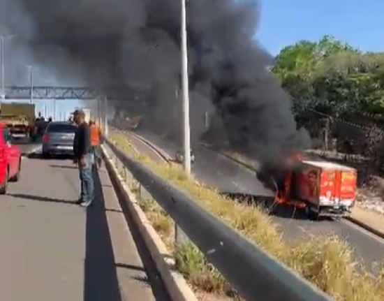Caminhão de entregas pega fogo e paralisa arcialmente BR-316 em Teresina