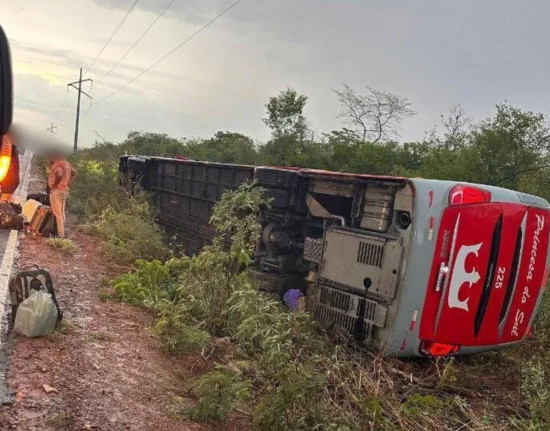 Ônibus tomba após motorista ser cegado por farol alto no Sul do Piauí