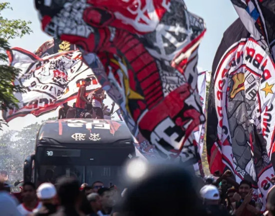 Flamengo embarca para final da Libertadores com festa da torcida