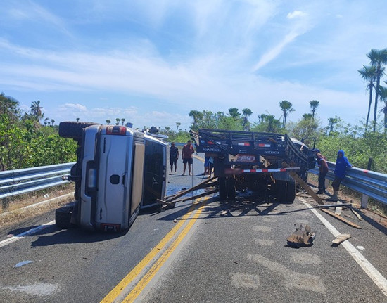 Caminhoneiro morre carbonizado após violenta colisão frontal na PI-115