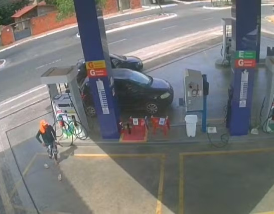 Criminosos rendem clientes e funcionários em assalto a posto em Teresina