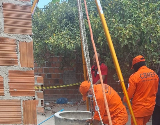Homem é achado sem vida dentro de poço em residência