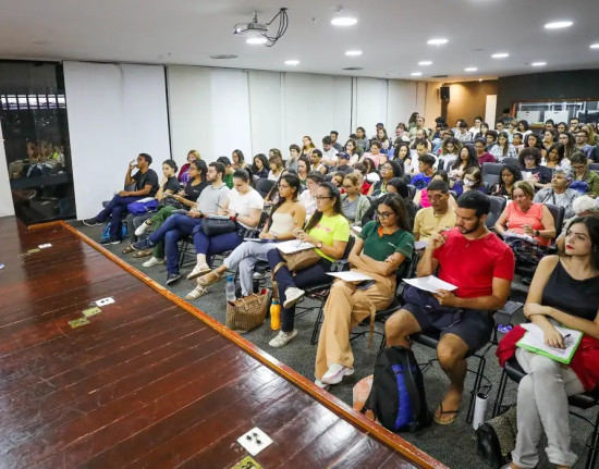 Câmara dos Deputados lança edital de concurso com salários que chegam a R$ 30,8 mil