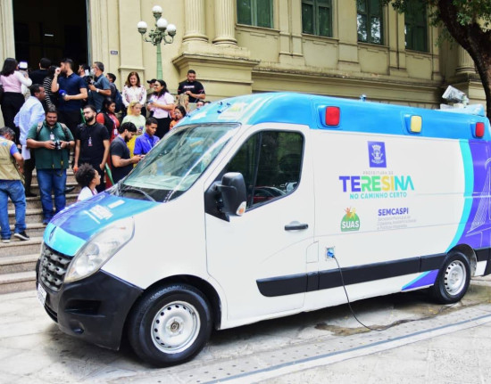 Prefeitura entrega veículos adaptados a pessoas em situação de rua