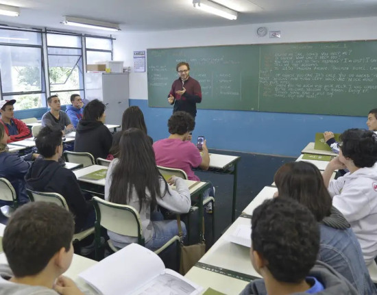 Piso do magistério tem reajuste de 5,4% e vai a R$ 5,1 mil em 2026