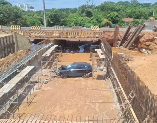Carro cai em escavação de ponte em obras na BR-226, em Teresina
