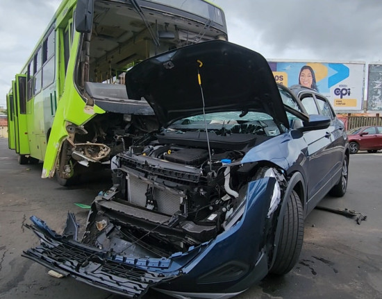 Colisão entre carro e ônibus deixa feridos na zona centro-norte