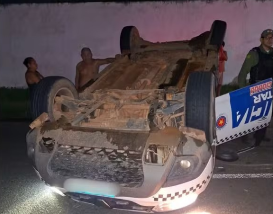 Viatura da PM capota em Parnaíba após colisão; motorista foge do local
