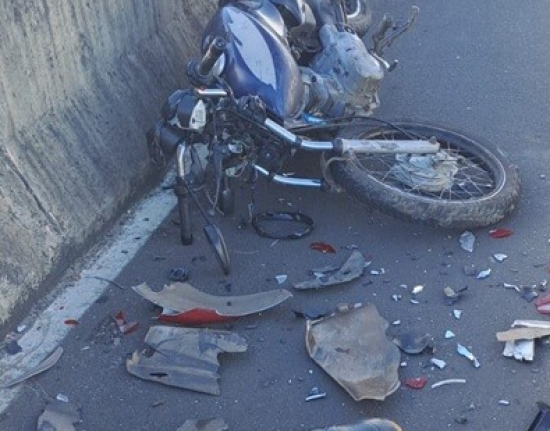 Motociclista cai de viaduto após colisão traseira na zona Sul