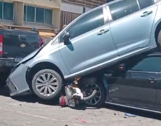 Engavetamento deixa carro sobre outro e moto destruída em avenida de Teresina