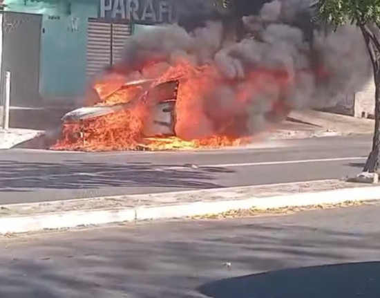 Incêndio destrói carro na Avenida Duque de Caxias, na zona Norte