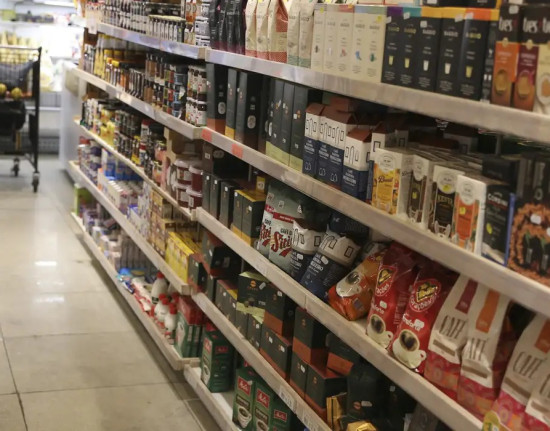 Comércio tem queda de 0,4% em abril, depois de três altas