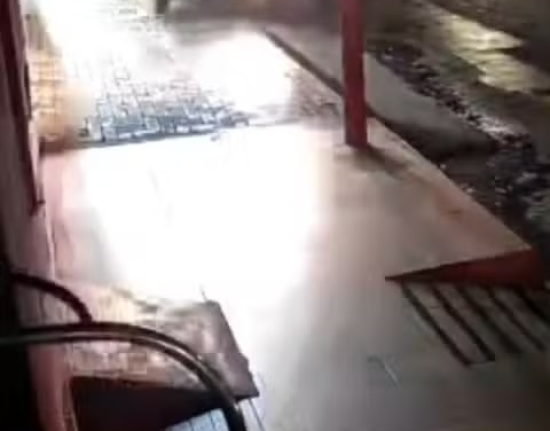 Carro invade calçada e destrói fachada de três lojas na Zona Norte