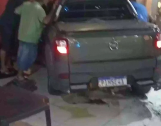 Carro desgovernado invade loja de conveniência e atropela duas mulheres em Teresina