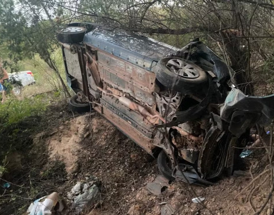 Carro capota em rodovia do Piauí e deixa um morto e dois feridos