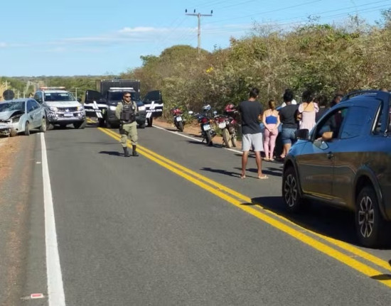 Colisão entre carro e duas motos deixa jovem morta e três feridos na PI-120