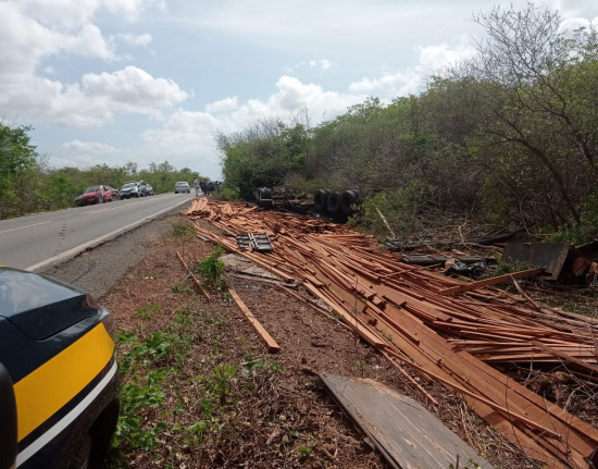 Caminhão tomba próximo a povoado em Luís Correia