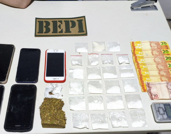 Suspeita de tráfico e usuário de drogas são presos em Picos