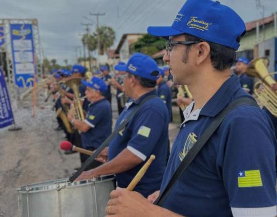Banda municipal utiliza boné com nome do prefeito em Parnaíba 