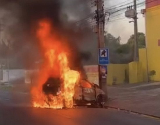 Carro colide em porte e pega fogo na zona Leste de Teresina