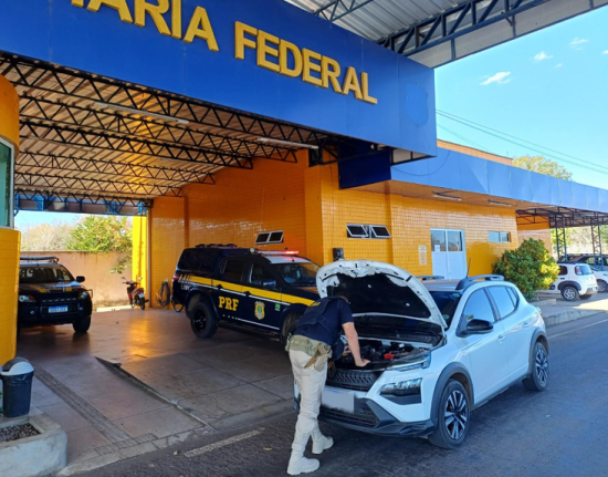 PRF recupera carro furtado e cumpre mandado de prisão por pensão
