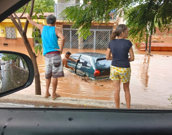 Chuva intensa em Picos alaga ruas e causa deslizamento de terra