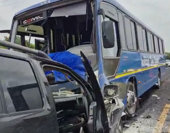 Acidente entre caminhonete e ônibus escolar deixa uma pessoa morta