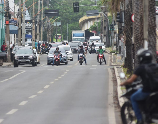 Motoristas por aplicativo devem cumprir requisitos para usar faixas exclusivas