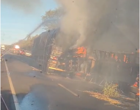 Carreta carregada com fardos de algodão tomba e pega fogo no Piauí
