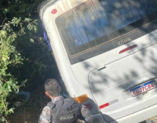 Acidente com micro-ônibus mata condutor e deixa romeiros feridos em Jaicós