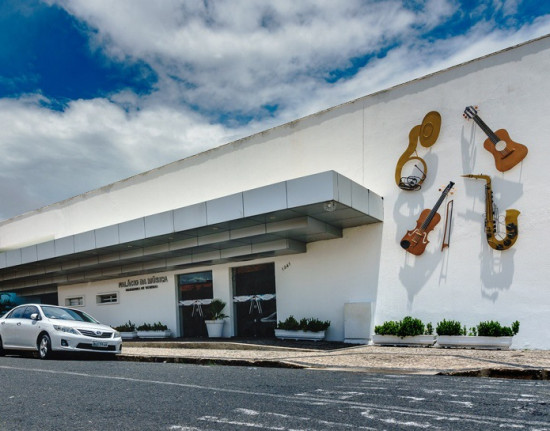 Espetáculo une violões e dança em apresentação gratuita neste domingo