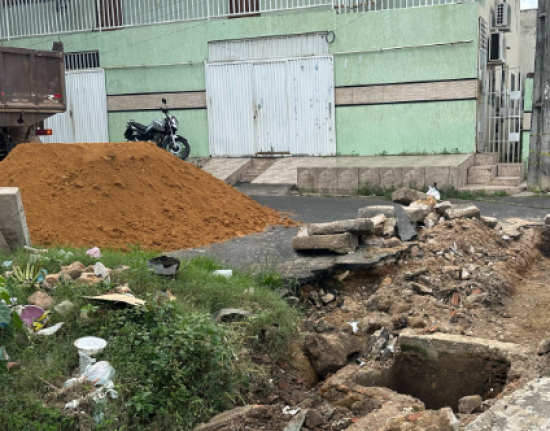 SDU inicia obra emergencial após formação de cratera em via