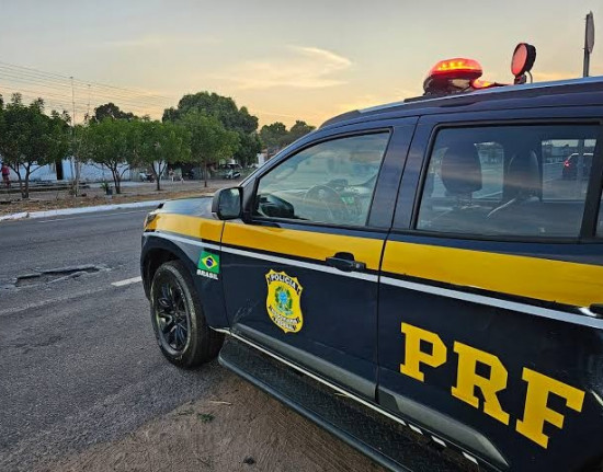 Motociclista fica ferido em colisão com empilhadeira na BR-135