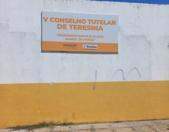 Criança de dois anos é encontrada sozinha e descalça em rua na zona Sul