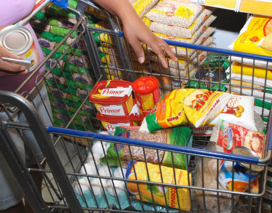 Itens da cesta básica serão isentos de impostos a partir de abril