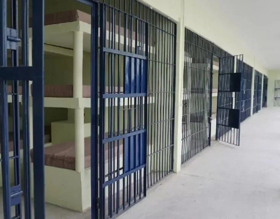 Foragido de penitenciária com extensa ficha criminal é recapturado em bar