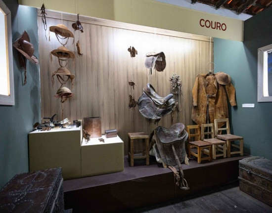 Peças antigas em couro, pedra e metal encantam visitantes no Museu do Piauí