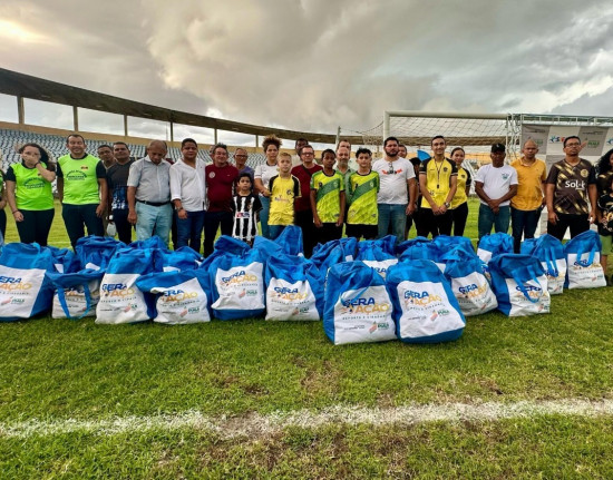 Escolinhas de futebol  de comunidades carentes recebem kits esportivos