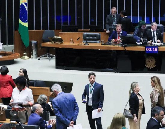Câmara aprova atendimento prioritário para pais atípicos no SUS
