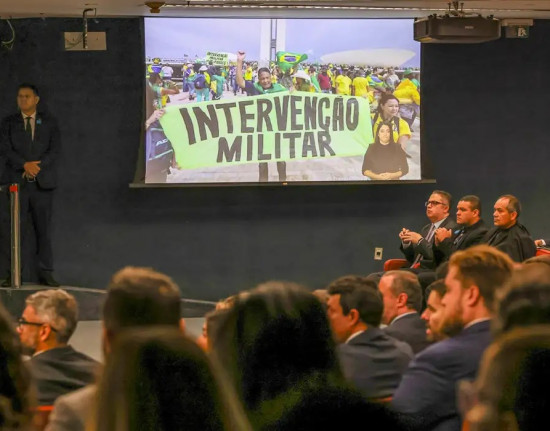 Por unanimidade, turma do STF torna Bolsonaro e mais 7 réus por golpe