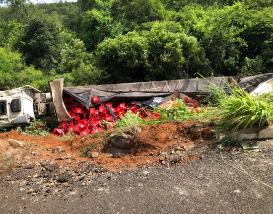 Tombamento de carreta deixa motorista ferido em São João da Varjota