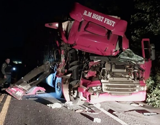 Acidente envolvendo caminhões deixa uma pessoa morta na BR-222