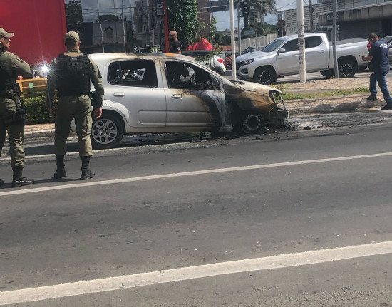 Carro pega fogo na Avenida Frei Serafim e fica totalmente destruído