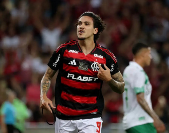 Flamengo goleia no Maracanã para liderar o Campeonato Brasileiro