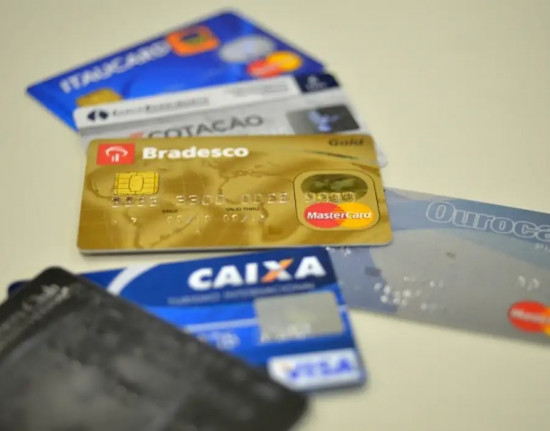 Juros do cartão de crédito rotativo avançam e chegam a 445% ao ano