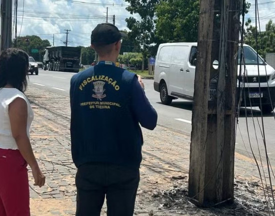 Prefeitura de Teresina mapeia postes com fios excedentes na Zona Sudeste