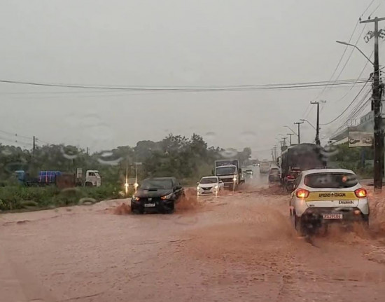 Chuva forte provoca alagamentos e transtornos em Teresina nesta sexta-feira (9)