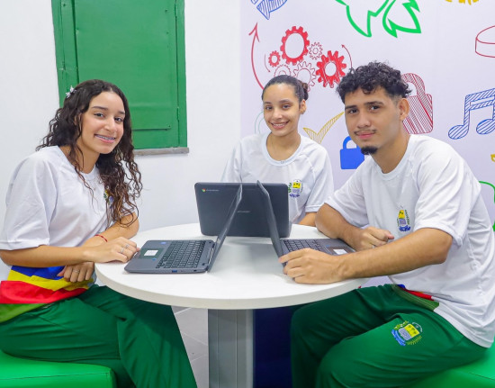 Alunos recebem pagamento de bolsa do Oportunidade Jovem